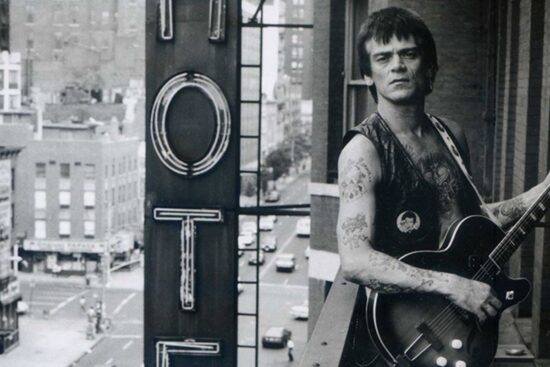 El Último Acorde de la Rebelión: La Trágica Muerte de Dee Dee Ramone, el Bajista que Definió el Punk Rock
