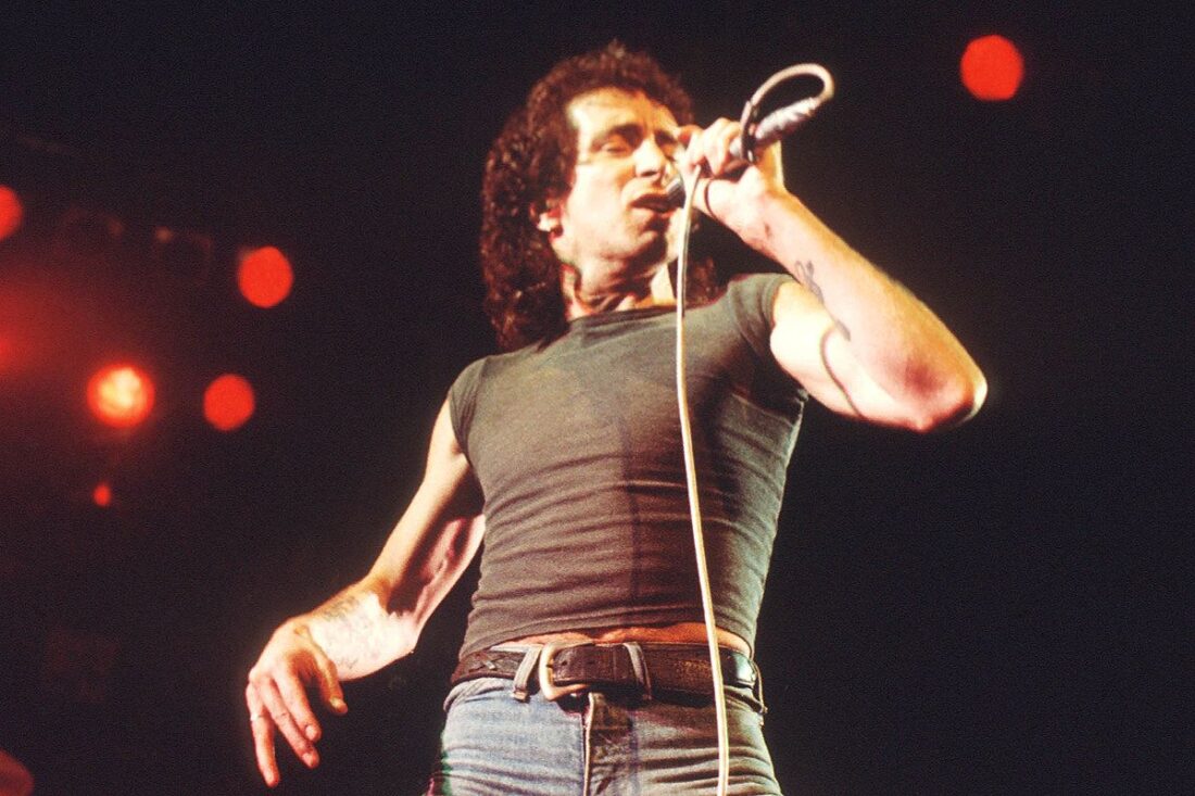 Nace Bon Scott: Vocalista de AC/DC