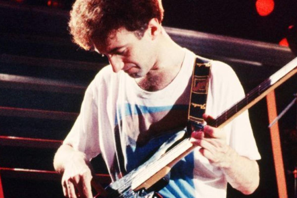 Nace John Richard Deacon, bajista de la banda de rock Queen